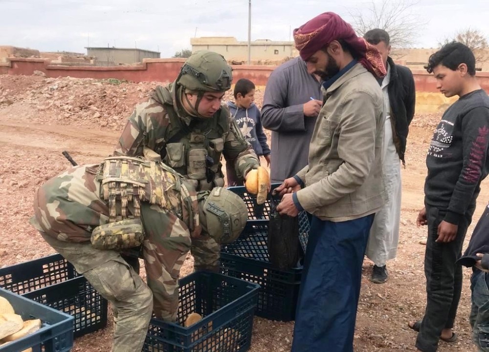 Mehmetçik, ekmeğini ihtiyaç sahipleriyle paylaşıyor 