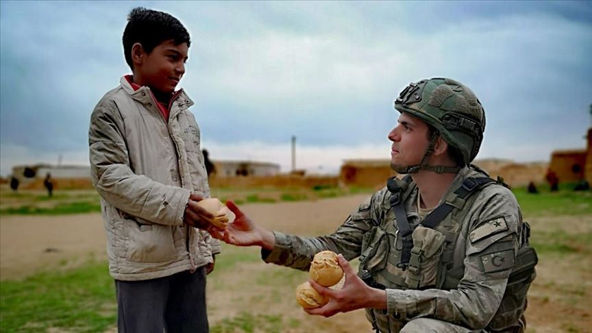 Mehmetçik ekmeğini Tel Abyadlılar ile paylaşıyor