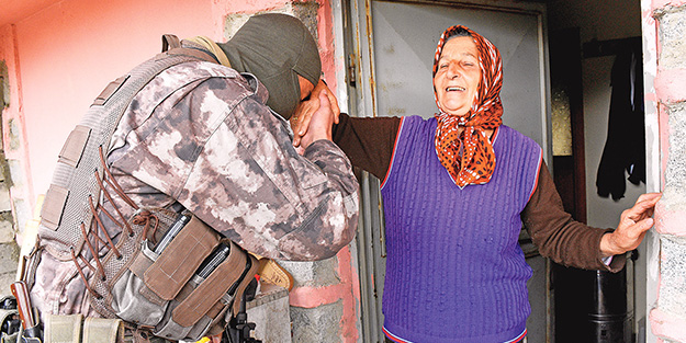 Mehmetçik el öpüp hayır duası alıyor