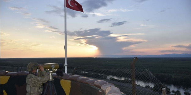 Mehmetçik hem deprem bölgesinde hem teröristlerin ensesinde! Yunanistan'a kaçmaya çalışırken yakalandılar