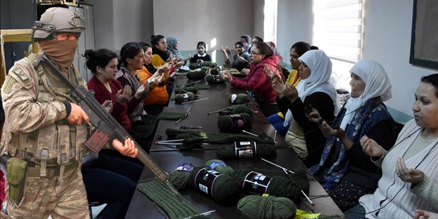 Mehmetçik için her bir ilmeği besmele ile atıyorlar