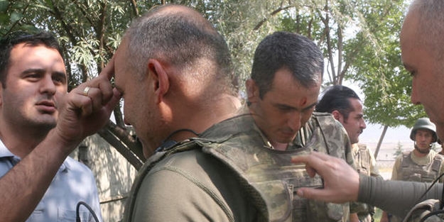 Mehmetçik karakolda kurban kesti