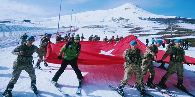 Mehmetçik, kayak öğreniyor