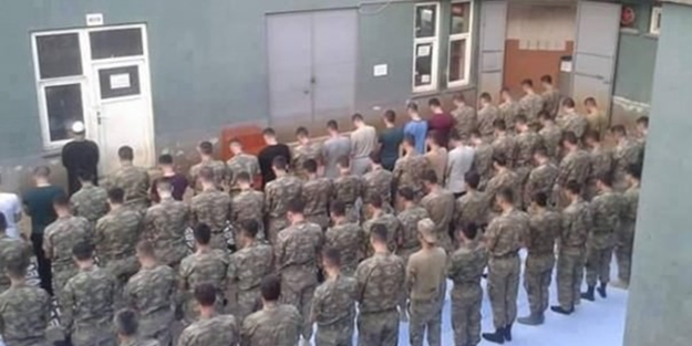 Mehmetçik kışlada sabah namazında!