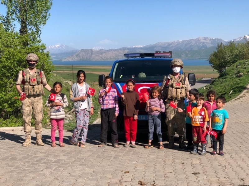 Mehmetçik köy çocuklarına bayrak dağıttı 