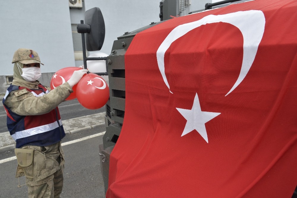 Mehmetçik köy köy gezerek çocukların bayramını kutladı 