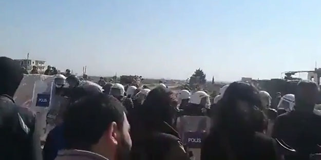 Mehmetçik M4 karayolunda devriye attı! Karşı çıkan HTŞ’lileri polis dağıttı