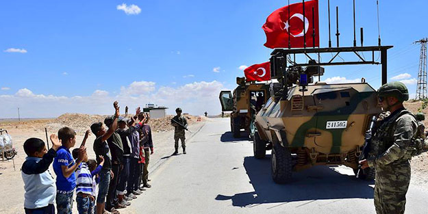 Mehmetçik Münbiç'te Türk bayrağını dalgalandırıyor