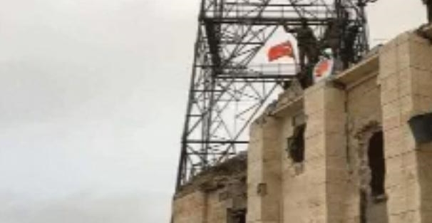 Mehmetçik o bölgeyi temizleyip bayrağı astı