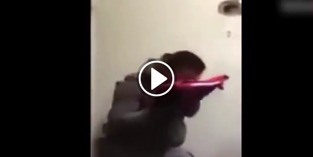 Mehmetçik şanlı bayrağı tek tek öptükten sonra...