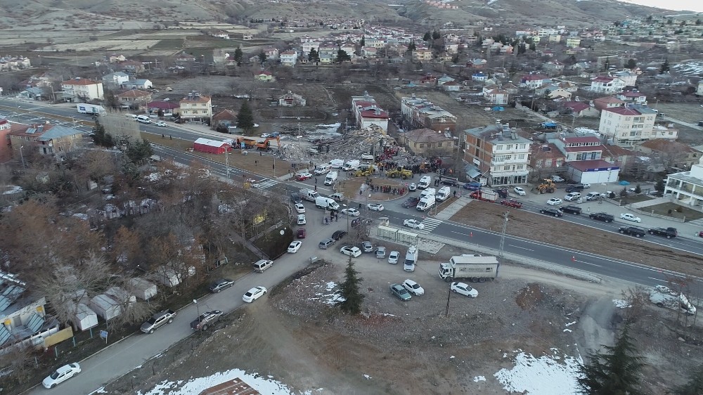 Mehmetçik Sivrice’de vatandaşların çadırını kurdu 