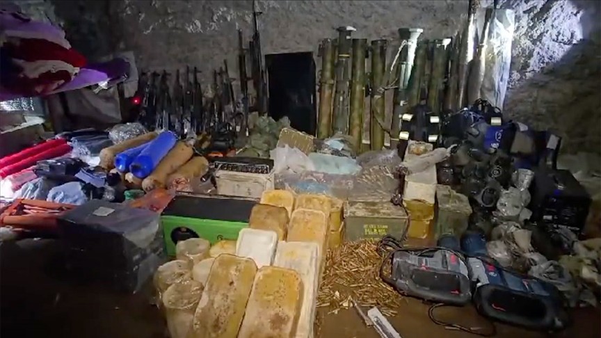 Mehmetçik, teröristlerin yaşam malzemelerini ele geçirdi