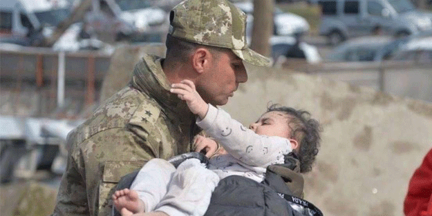 Mehmetçik tüm ihtiyaçlarında depremzedelerin yanında