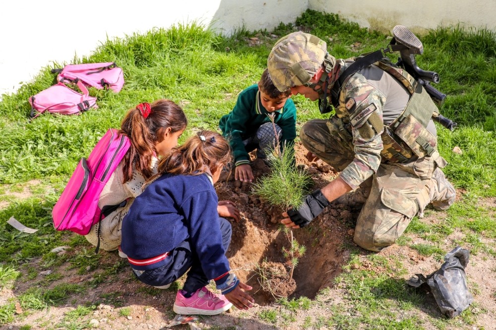 Mehmetçik ve minikler yeşil doğa için el ele 