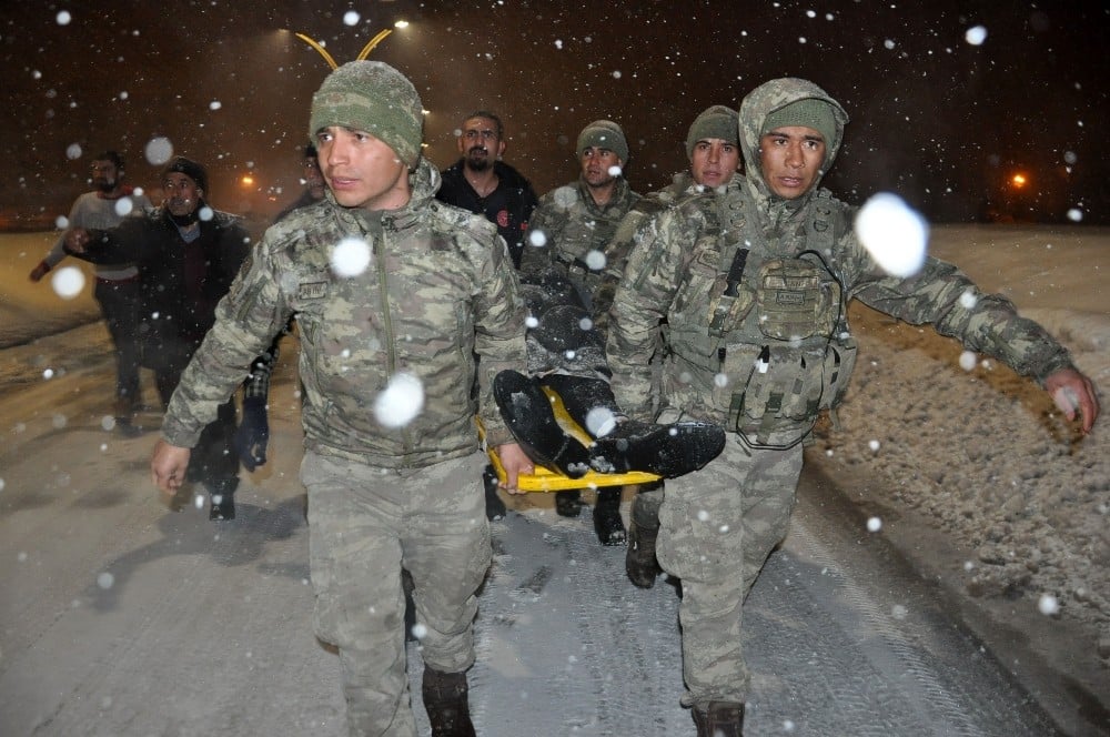 Mehmetçik, yaralanan vatandaşı ambulansa yetiştirmek için metrelerce sedyede taşıdı 