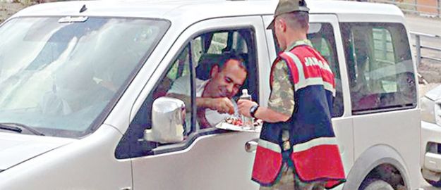 Mehmetçik, Hakkarililerin bayramını kutladı