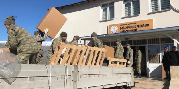 Mehmetçikler 8 TIR malzeme taşıdı