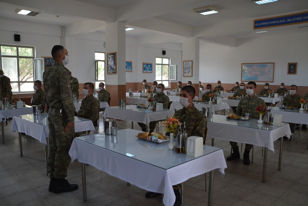 Mehmetçikler salgına karşı tedbirli 