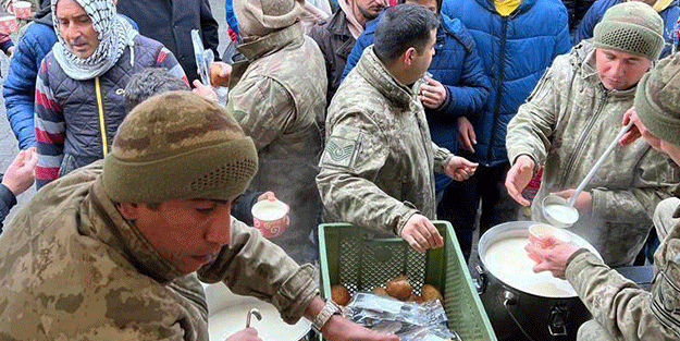 Mehmetçik'ten deprem bölgesinde sıcak yemek