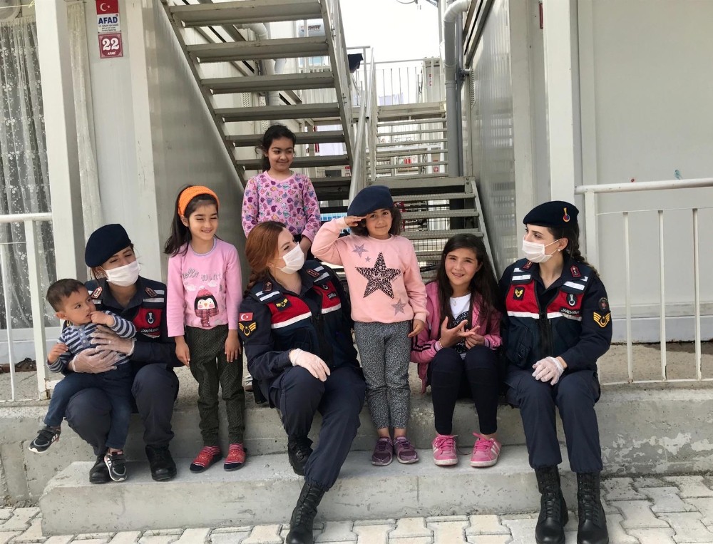 Mehmetçik’ten depremzede çocuklara şefkat 