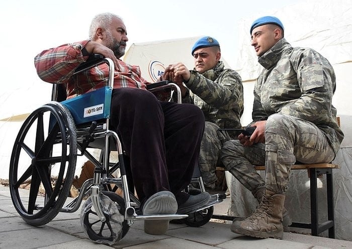 Mehmetçikten engelliye tekerlekli sandalye hediyesi
