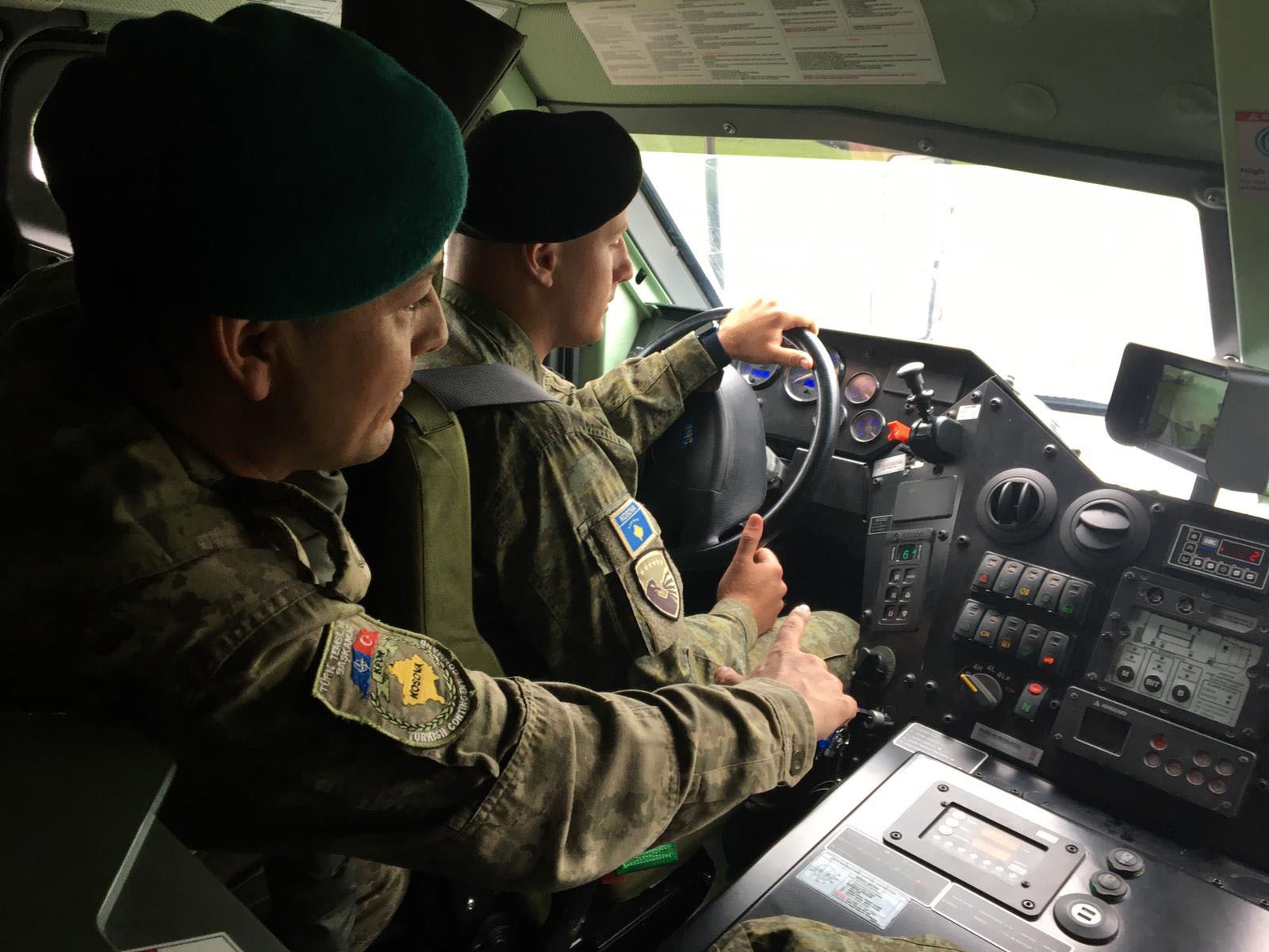 Mehmetçikten Kosova askerlerine ALKAR'lı VURAN dersi! Zırhlı aracın tepesinden havan topu çıkıyor!