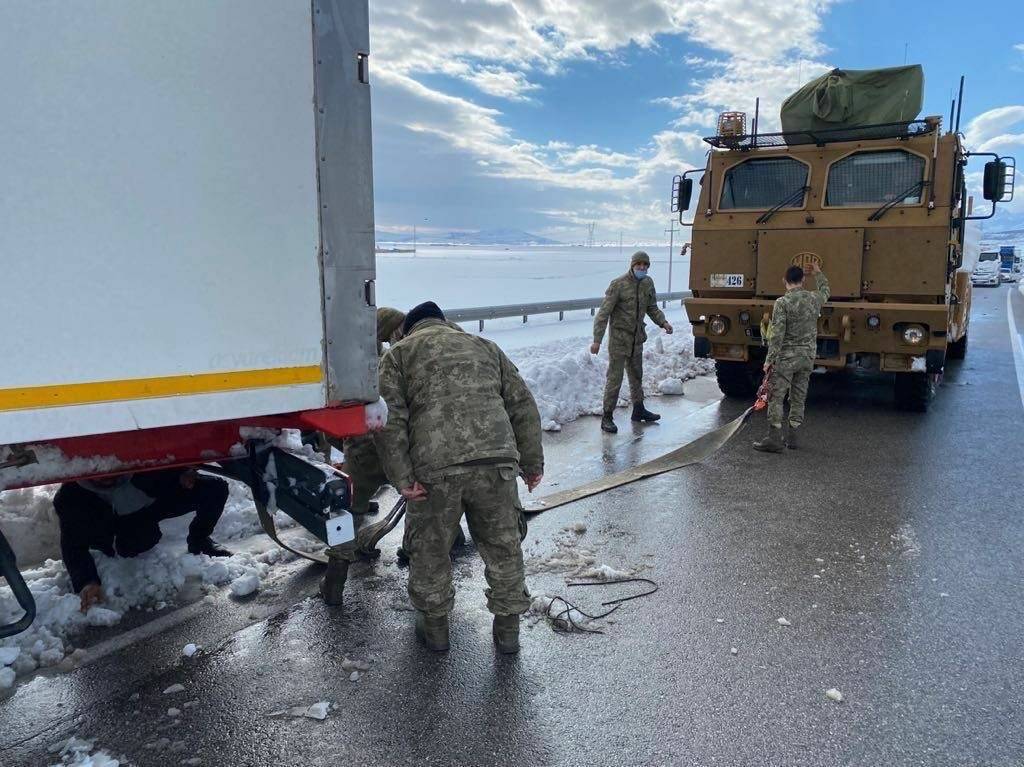 Mehmetçik’ten mahsur kalan vatandaşlara yardım eli