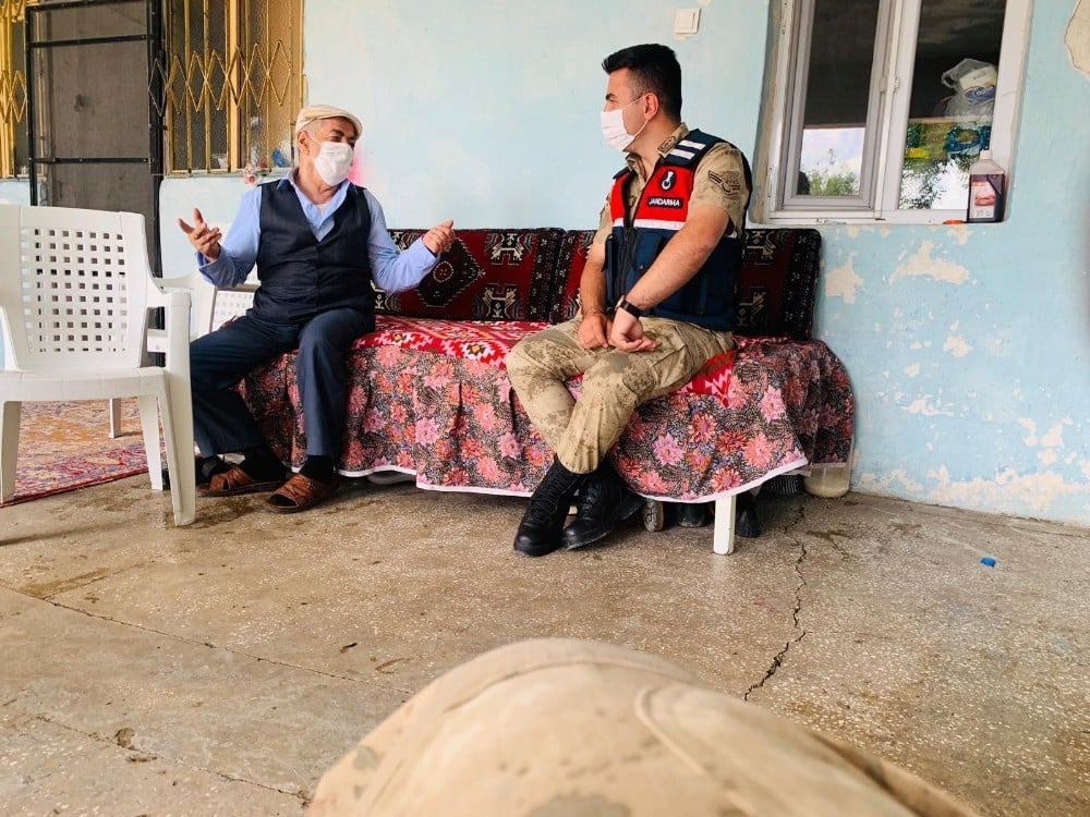 Mehmetçik’ten şehit babalarına ziyaret 