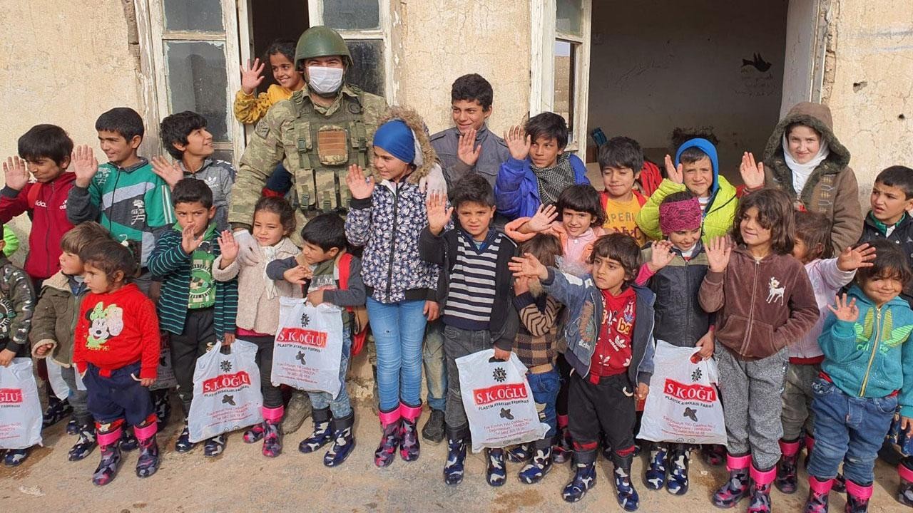 Mehmetçik'ten yardım! Öğrencilere kırtasiye ve bot yardımı