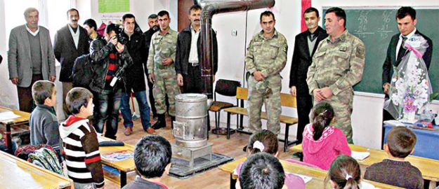 Mehmetçikten öğretmenlere jest