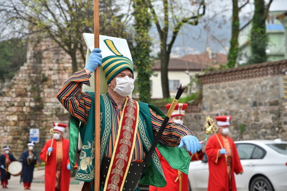Mehter fetih için yürüdü ve çaldı, evde kalanlar camlara çıktı 