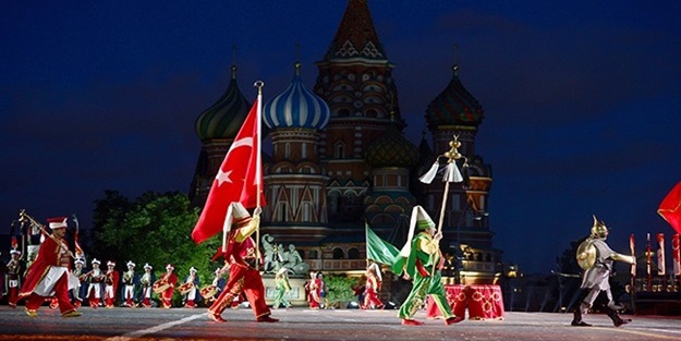 Mehter marşları Kızıl Meydan'ı inletti