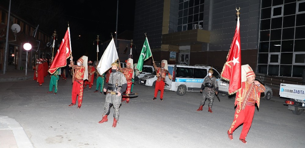 Mehter takımından evde kalan vatandaşlara moral konseri 