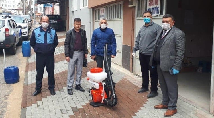 Mekanik ilaçlama pompasını belediyeye bağışladı 