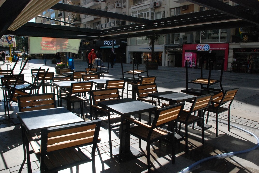 Mekanlar kapandı, sokaklar boş kaldı 