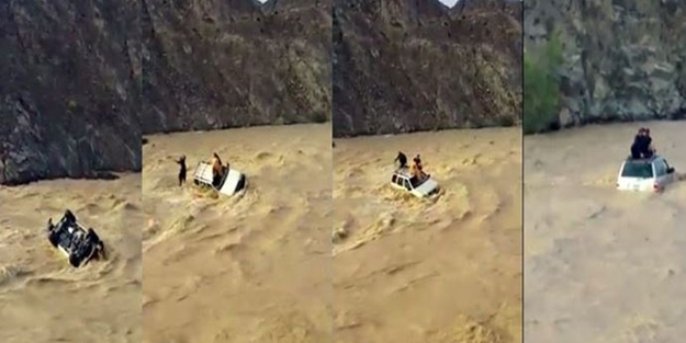Mekke'de 3 kişi sel sularına kapıldı - VİDEO