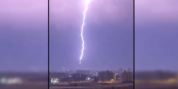 Mekke'de geceyi şimşekler aydınlattı! Kraliyet Saat Kulesi'ne yıldırım düştü