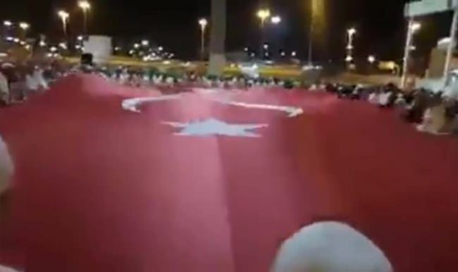 Mekke'de şehitler için dev Türk bayrağı