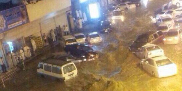 Mekke'de şiddetli yağışın neden olduğu sel sonrası 