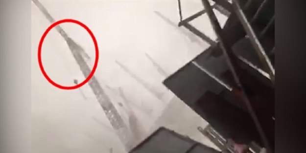 Mekke'de vincin devrilme anı kamerada