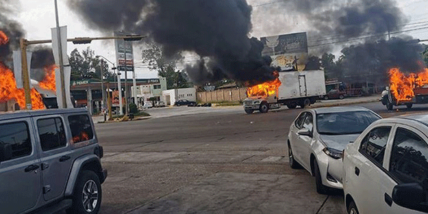 Meksika'da çetelerin çatışmasında 8 ev ateşe verildi