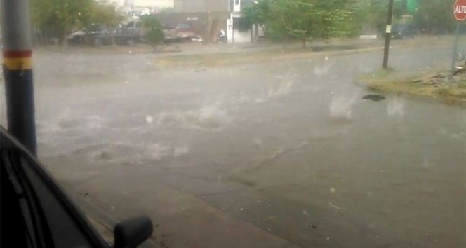 Ceviz büyüklüğünde dolu yağdı