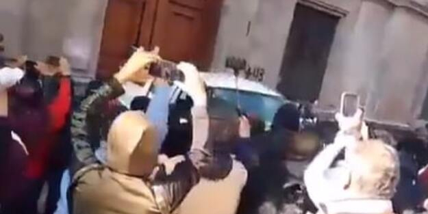 Meksika'da gündem oldu! Devlet Başkanı içerideyken Cumhurbaşkanlığı Sarayı'nın kapısını parçaladılar!