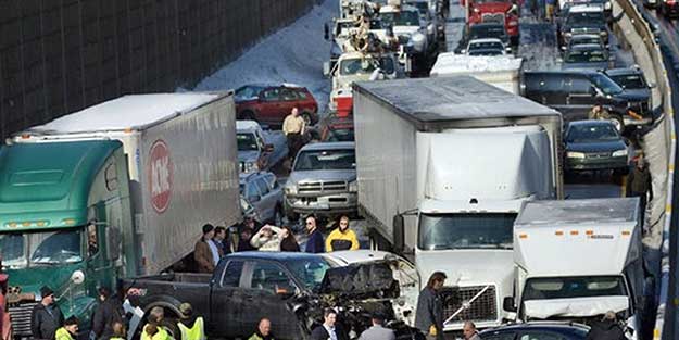 İnanılmaz kaza: 80 araç birbirine girdi