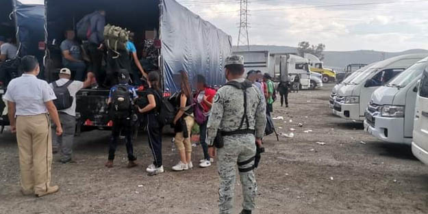 Kamyon kasasında 330 kaçak göçmen yakalandı