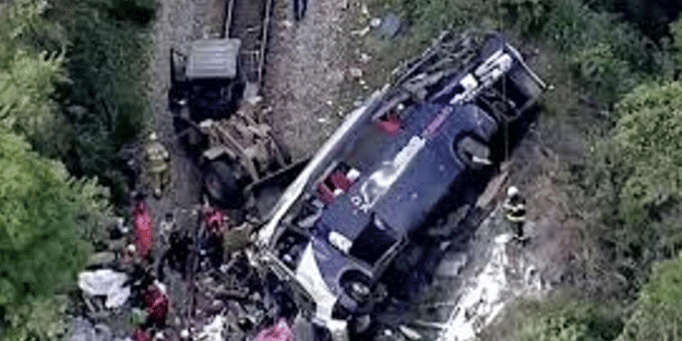 Kamyonla çarpışması sonucu 12 kişi yanarak öldü