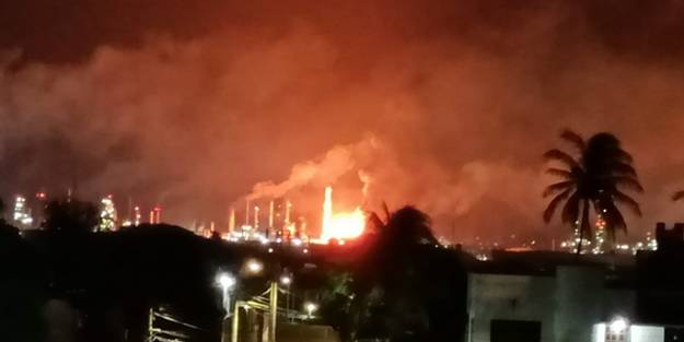 Meksika'da petrol rafinerisinde yangın! Metrelerce yükselen alevler korkuttu