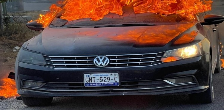 Meksika'da silahlı gruplar çok sayıda aracı ateşe verdi