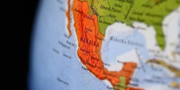 Meksika'da tren yolcu otobüsüne çarptı