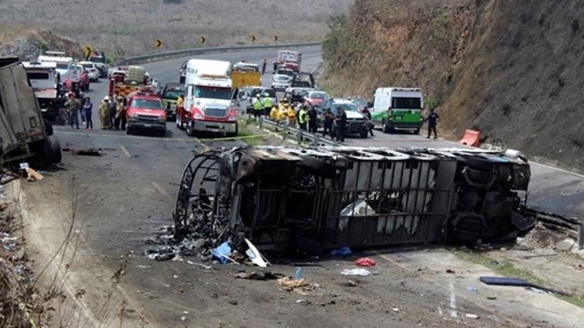 Meksika'da Turistleri taşıyan otobüs kaza yaptı